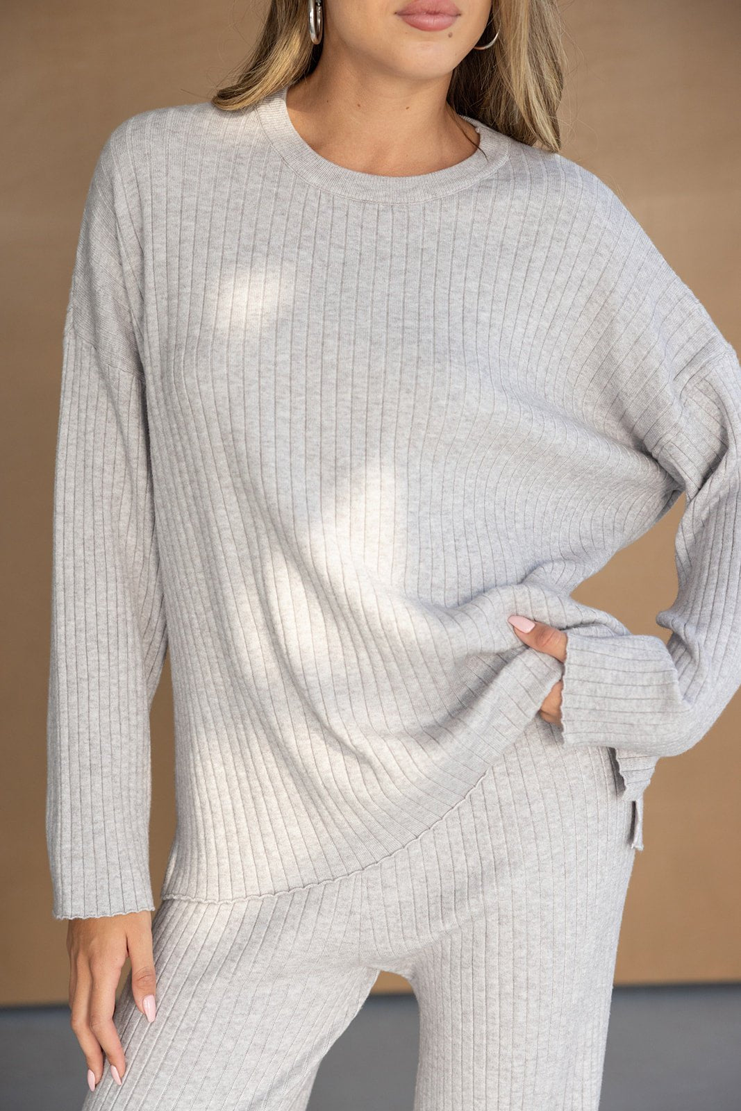 סט פיג'מה נשים אפור בהיר, בד ריב איכותי, חולצה ומכנסיים, אופנת נשים נוחה וטרנדית