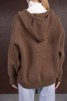 סווטשירט חום עם קפוצ'ון מבד סריג, שרוולים רחבים, לבוש קז'ואל לנשים