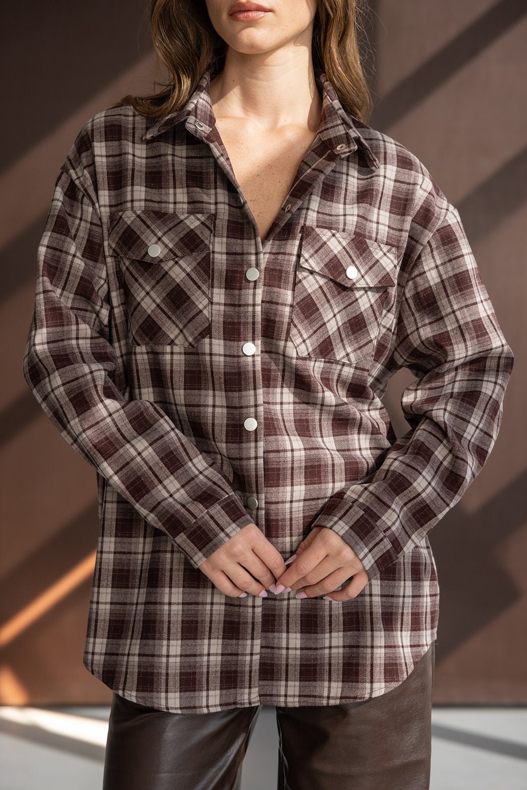 חולצה פלאנל משובצת לנשים בגווני חום ולבן, עם כפתורים וכיסים, אופנת חורף לנערות