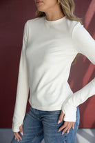 חולצה לבנה ארוכה לנשים עם שרוולים ארוכים, מתאימה לאופנת יום יומי, בשילוב ג'ינס