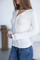 חולצת טריקו לבנה ארוכה לנשים עם כפתורים, משולבת ג'ינס, אופנה קז'ואל חדשה