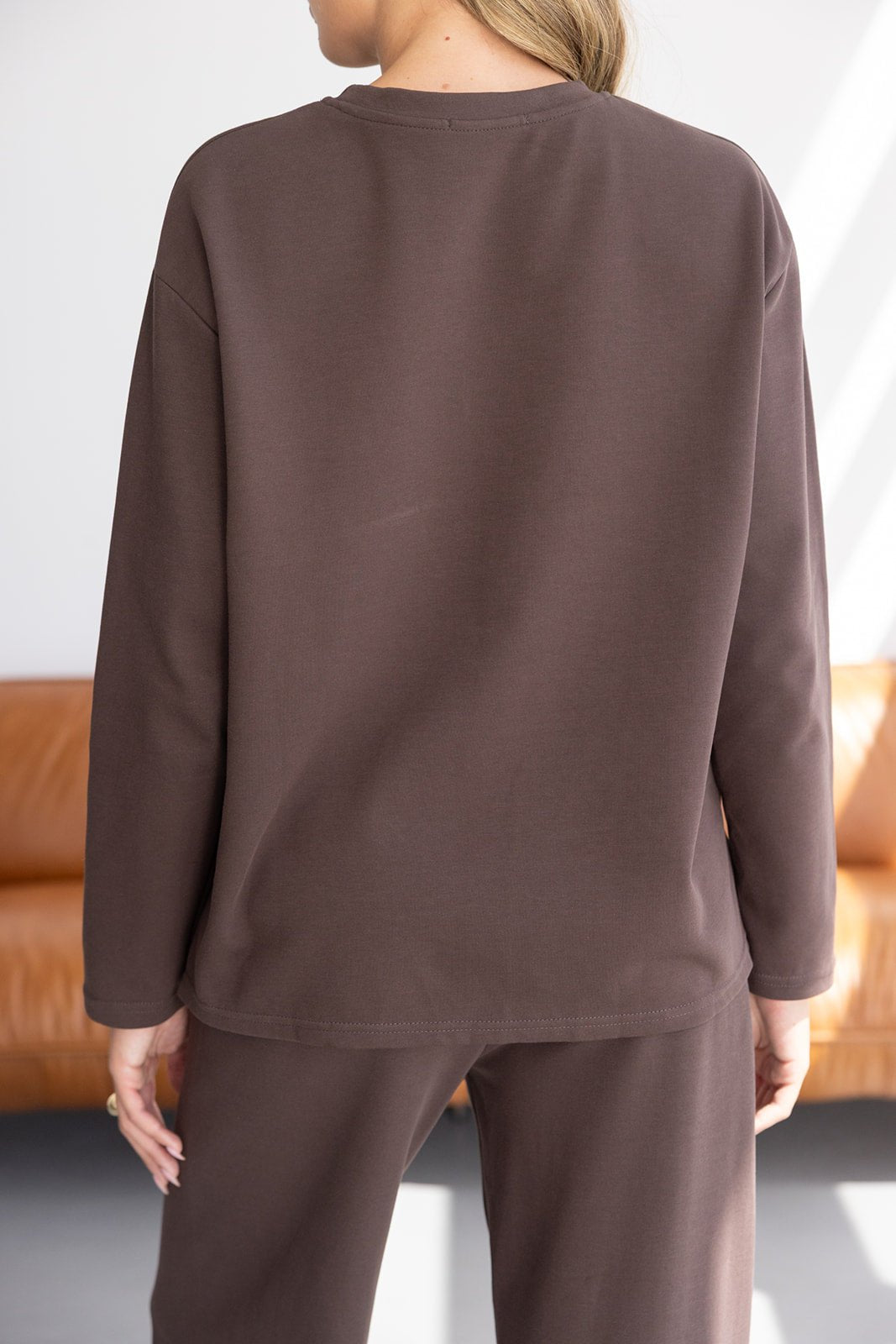 סט טרנינג נשים חום כהה, חולצה ומכנסיים בגזרת אוברסייז, צילום מאחור