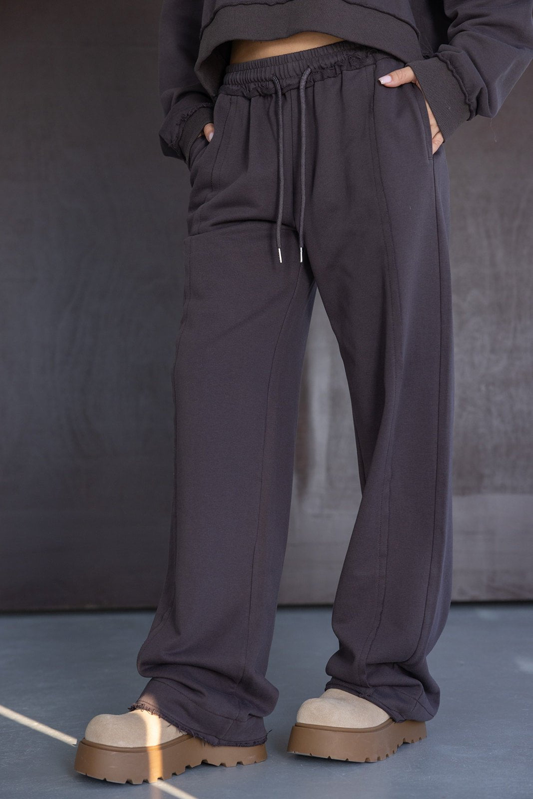 מכנסיים נשים שחורות עם גומי במותן וכיסים, לוק קז'ואל אופנתי לנערות