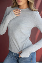 חולצת בייסיק אפורה לנשים עם שרוולים ארוכים, בשילוב ג'ינס אופנתי