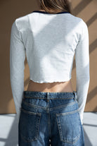 חולצת בטן ארוכה אפורה עם שרוולים ארוכים וג'ינס גבוה לנערות, צילום מאחור