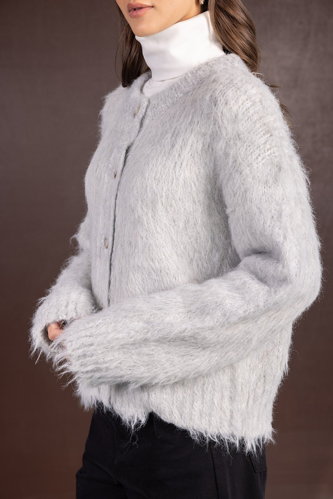 קרדיגן נשים פרוותי בצבע אפור בהיר, כפתורים, מעל גולף לבן, אופנת חורף לנשים