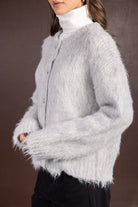 קרדיגן נשים פרוותי בצבע אפור בהיר, כפתורים, מעל גולף לבן, אופנת חורף לנשים