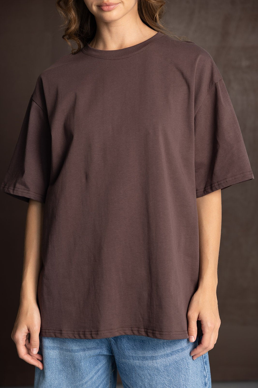 חולצת טי שירט חומה לנשים, מראה קז'ואל, עם ג'ינס כחול, אופנה צעירה