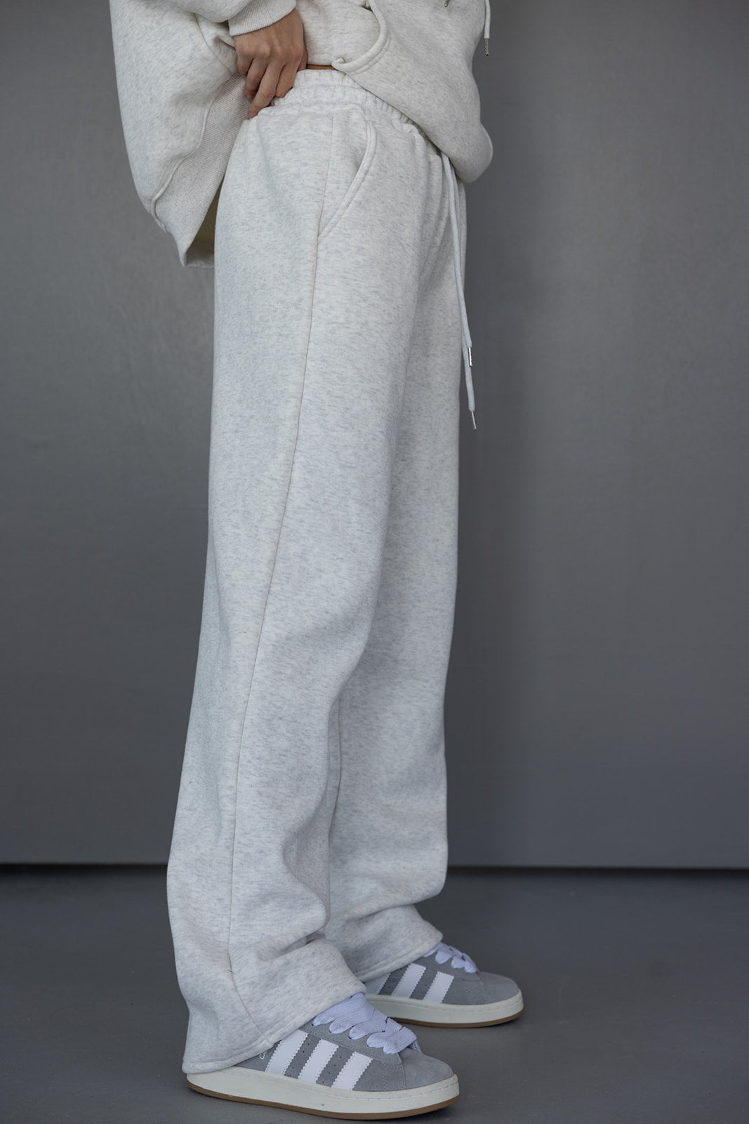 מכנסי טרנינג נשים אפורים עם גומי ומיתרים, נעלי ספורט אופנתיות, לוק קז'ואל