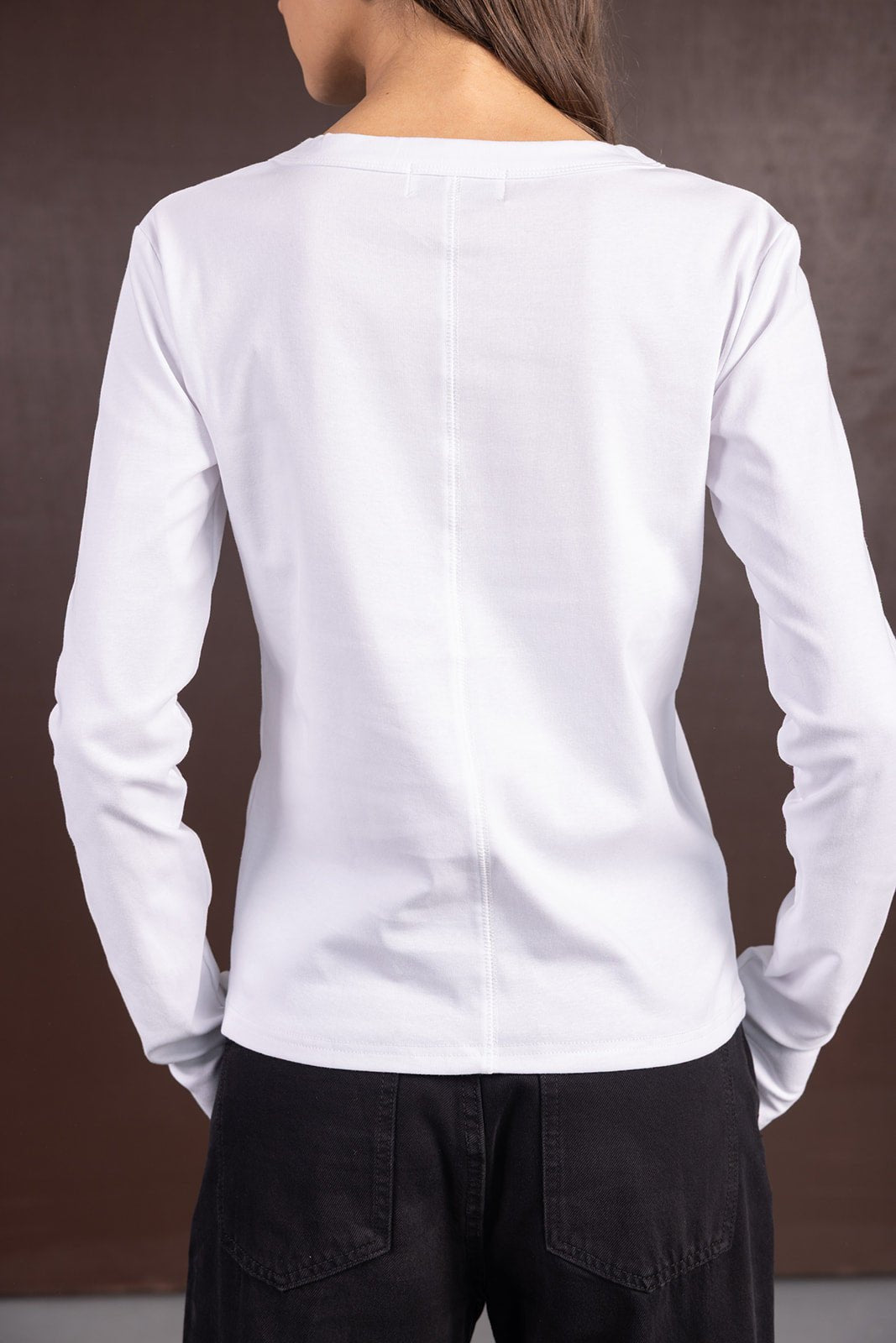 חולצת בסיס לנשים עם שרוולים ארוכים בצבע לבן, צילום גב, אופנה צעירה
