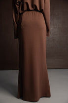 חצאית מקסי חומה לנשים, גזרה חלקה ובד רך, אופנה לנערות וצעירות