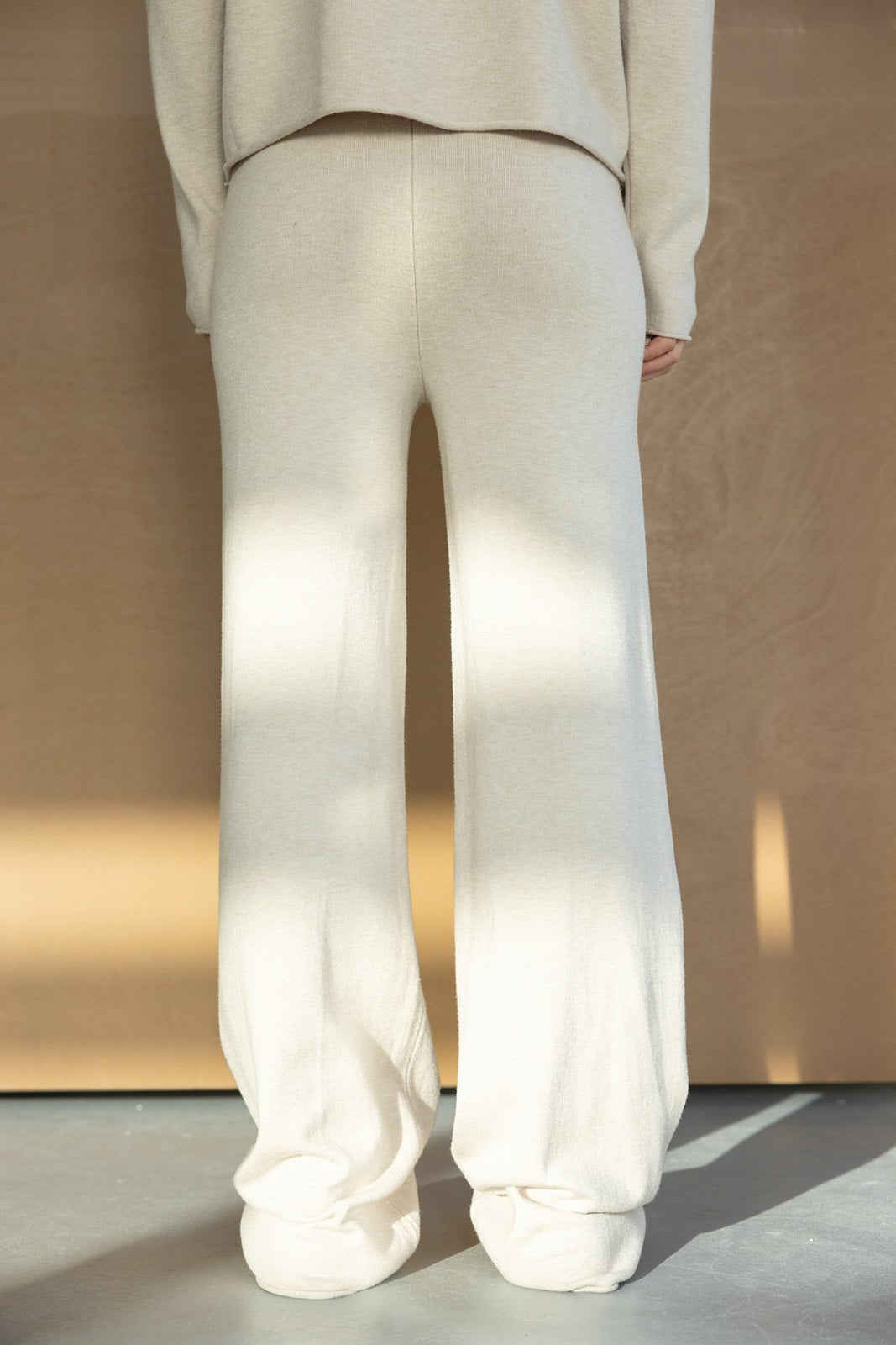 מכנסי טרנינג נשים בגזרה רחבה בצבע בז' מבד נעים, מראה אופנתי ויומיומי