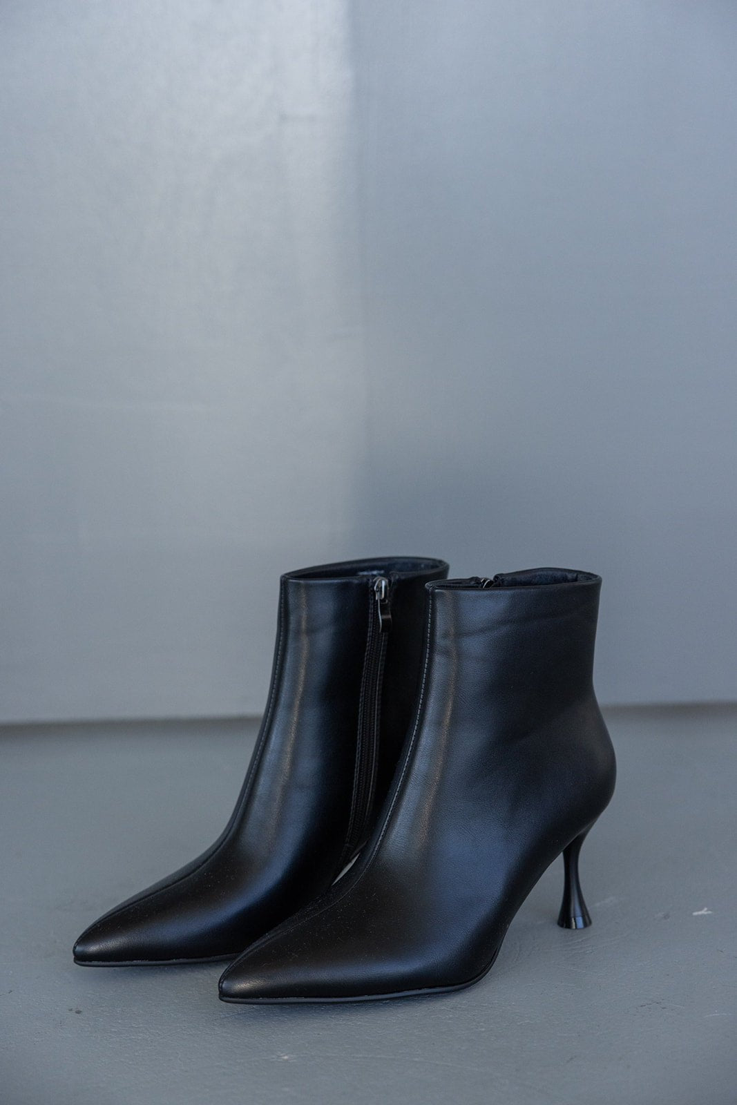 מגפי נשים שחורים עם עקב דק וחוד שפיץ, אופנה אלגנטית לנשים ונערות