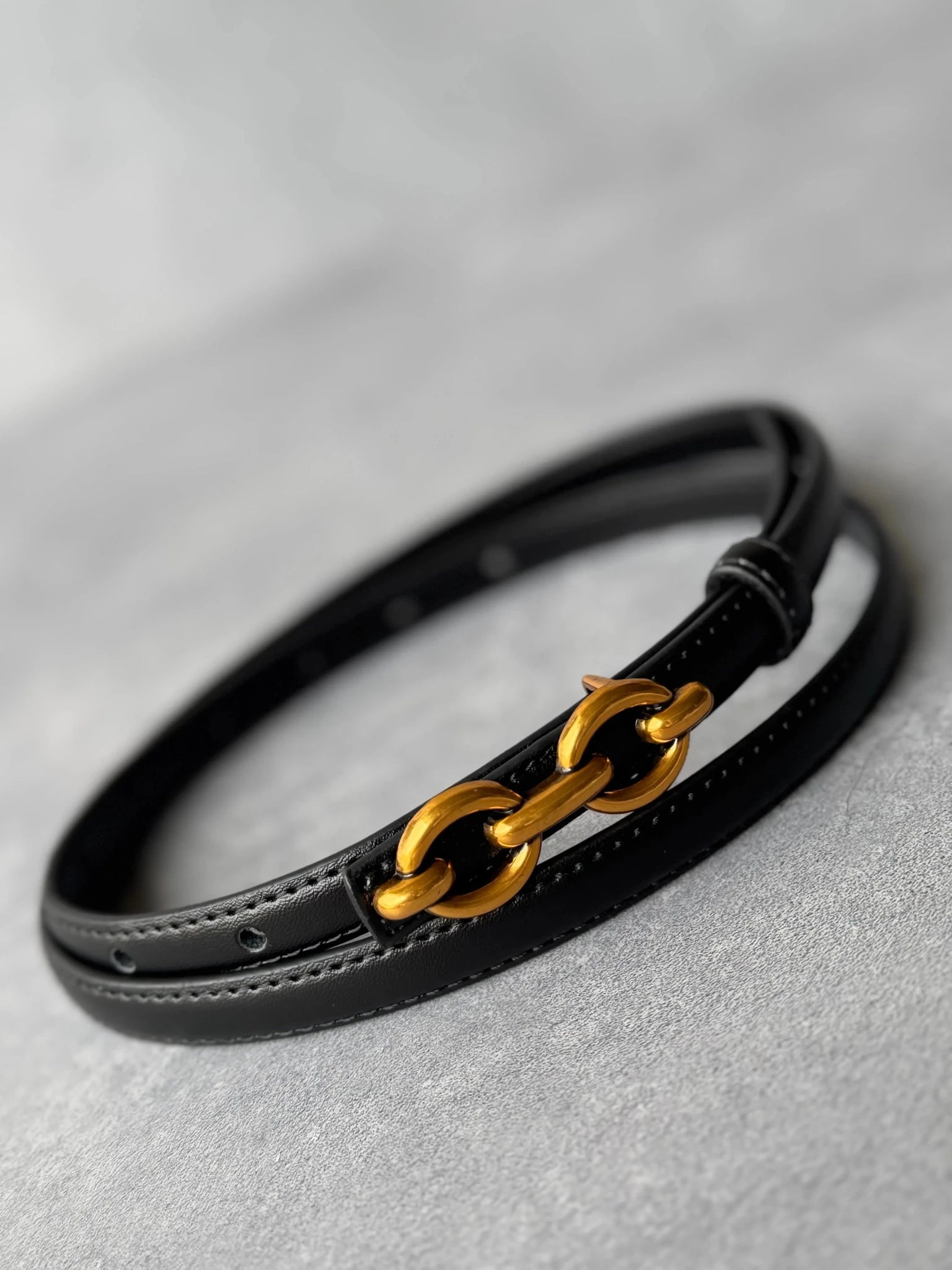 חגורת נשים שחורה דקה עם אבזם שרשרת זהוב, אופנה לנשים ונערות, אביזר סטיילינג טרנדי