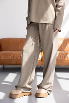 מכנסי טרנינג נשים בגזרה רחבה בצבע בז', חולצה תואמת ונעלי פלטפורמה אופנתיות