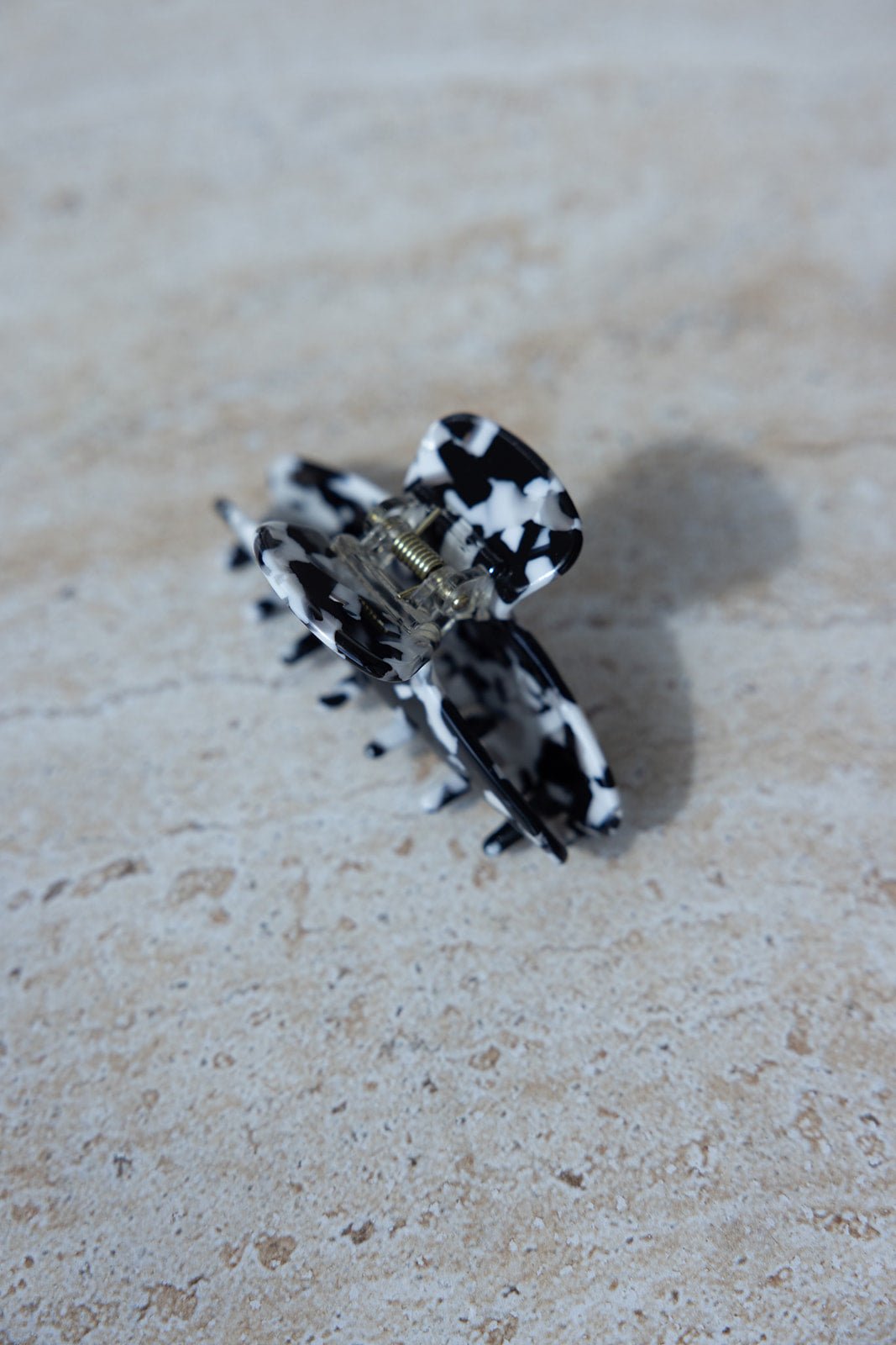 סיכת שיער קלאמר בשחור לבן בדוגמת שיש, אביזר אופנה מעוצב לנשים