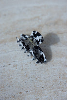 סיכת שיער קלאמר בשחור לבן בדוגמת שיש, אביזר אופנה מעוצב לנשים