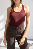 גופיית בייסיק בצבע בורדו ומכנסיים חומים לנשים, לוק קז'ואל אופנתי