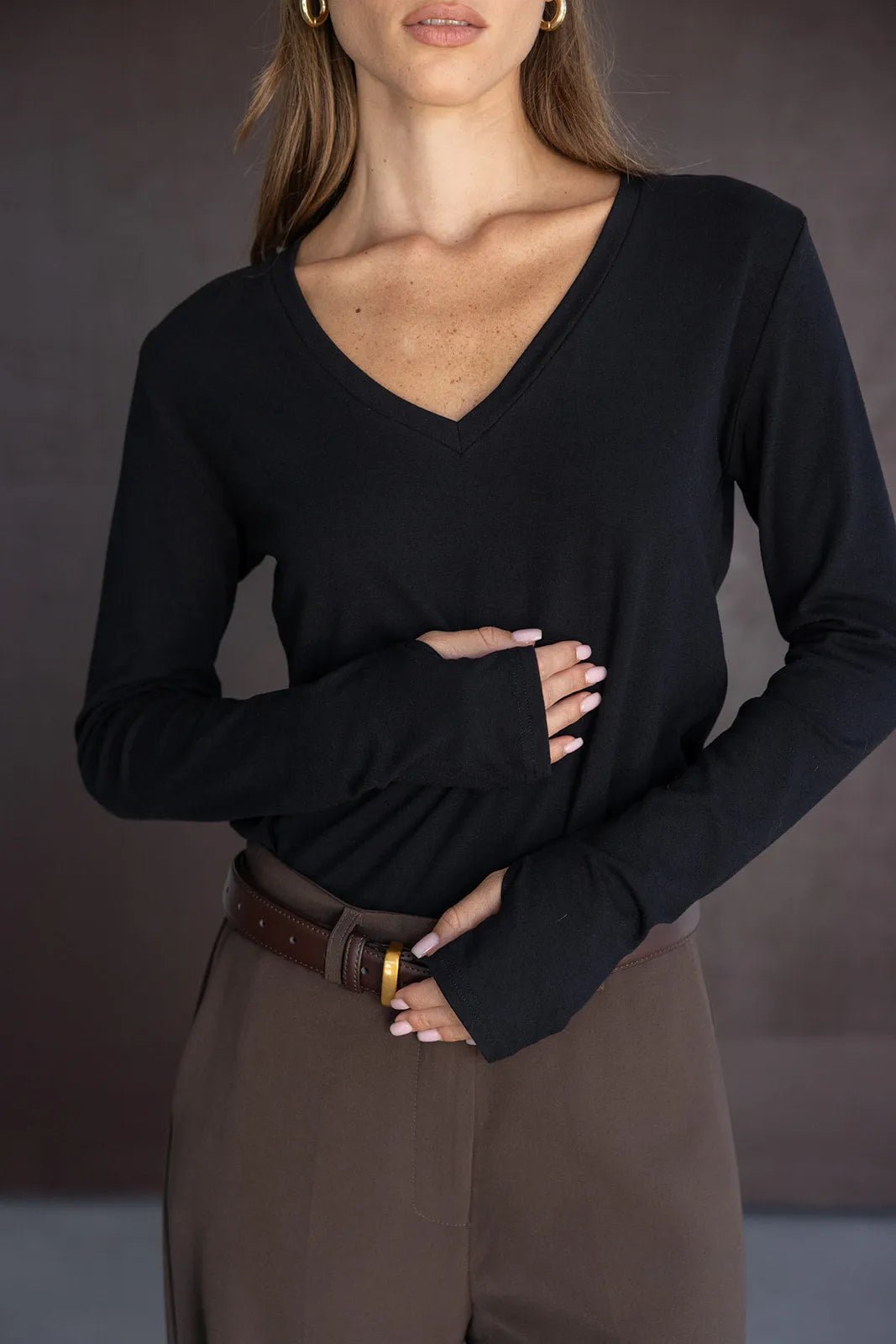 חולצת נשים שחורה עם מפתח וי, שרוולים ארוכים, מכנסיים חומים חגורה, אופנה לנשים