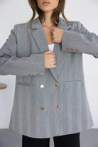 בלייזר משובץ לנשים בגזרה רחבה עם כפתורים זהובים, לוק אופנתי קז'ואל לעבודה