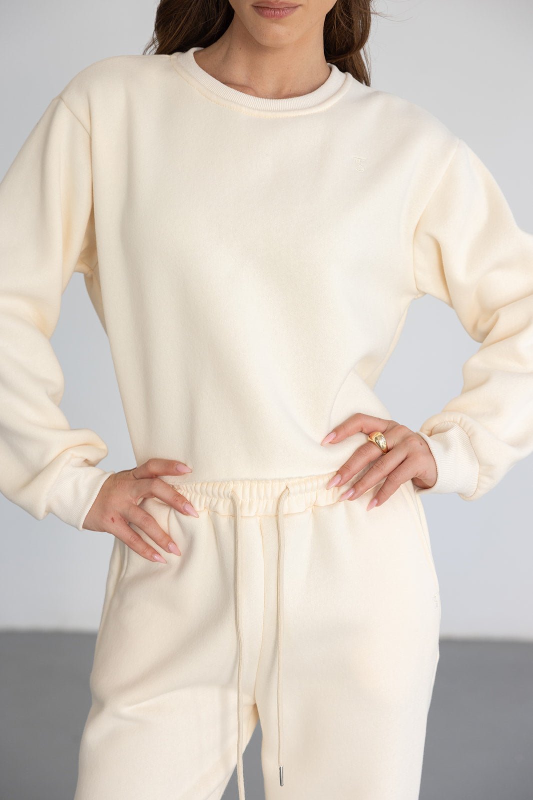 סט טרנינג נשים בצבע שמנת, מורכב מסווטשירט ומכנסיים, אופנת קז'ואל לנשים