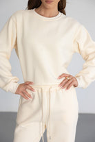 סט טרנינג נשים בצבע שמנת, מורכב מסווטשירט ומכנסיים, אופנת קז'ואל לנשים