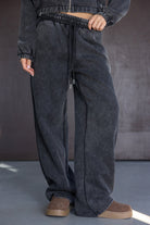 מכנסי טרניג' נשים שחורים בגזרת אוברסייז ובד דמוי ג'ינס, אופנה לנערות וצעירות