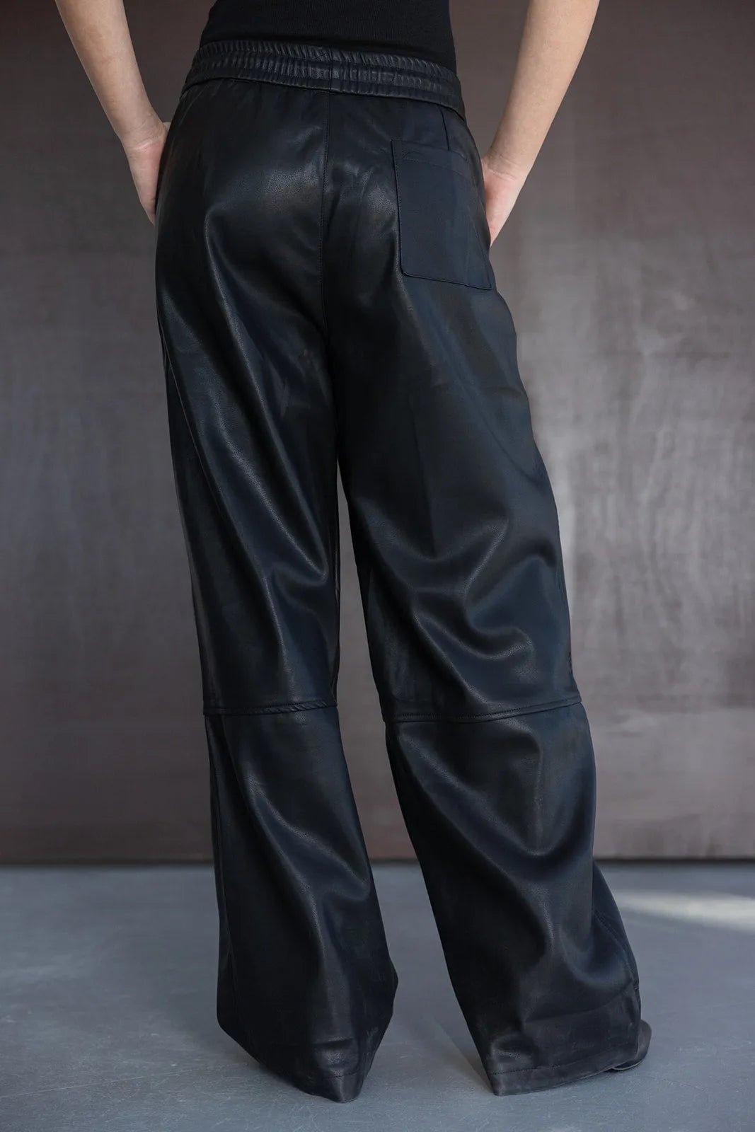 מכנסי עור רחבים לנשים בגזרה גבוהה בצבע שחור, עם כיס אחורי, אופנה עדכנית