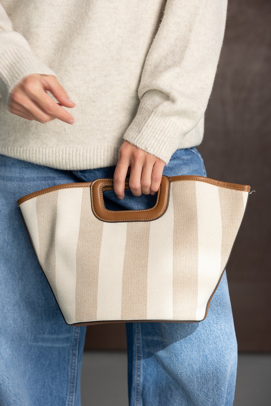 תיק יד נשים מפוספס בגווני בז' ולבן עם ידית חומה, סטייל אופנתי, לבוש יומי יוקרתי