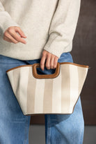 תיק יד נשים מפוספס בגווני בז' ולבן עם ידית חומה, סטייל אופנתי, לבוש יומי יוקרתי