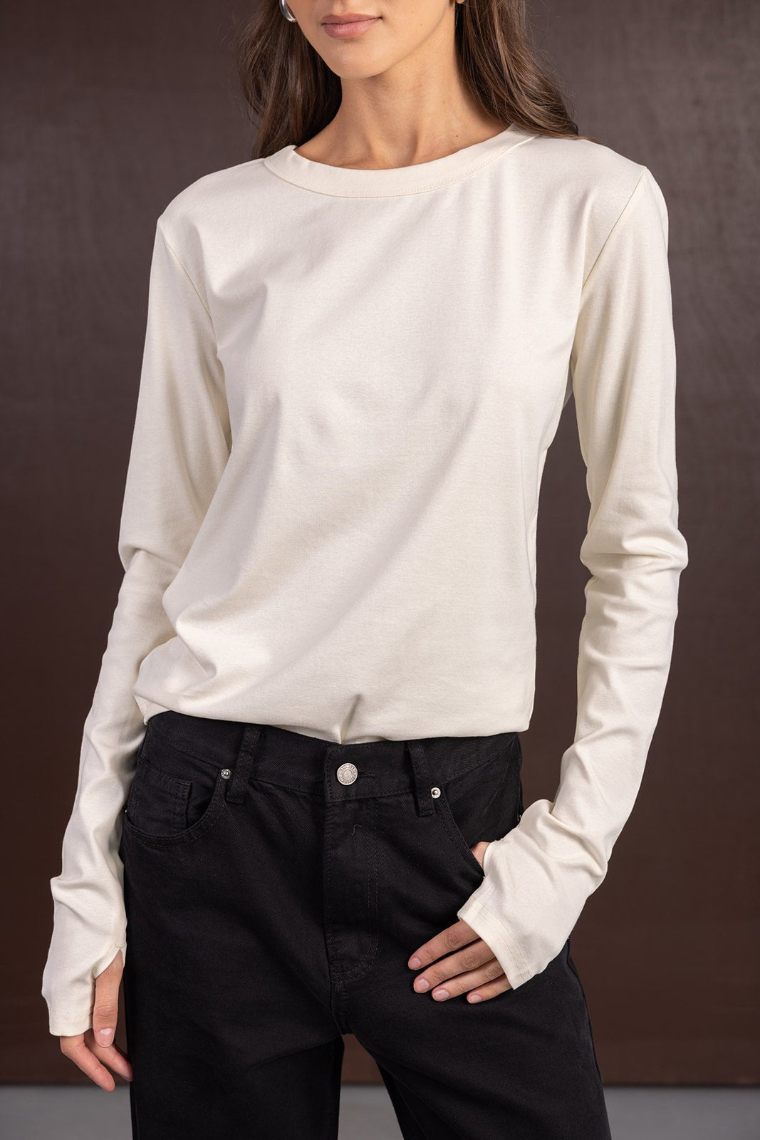 חולצה לבנה ארוכה לנשים עם שרוולים מלאים ומכנסיים שחורים, אופנת נשים צעירה