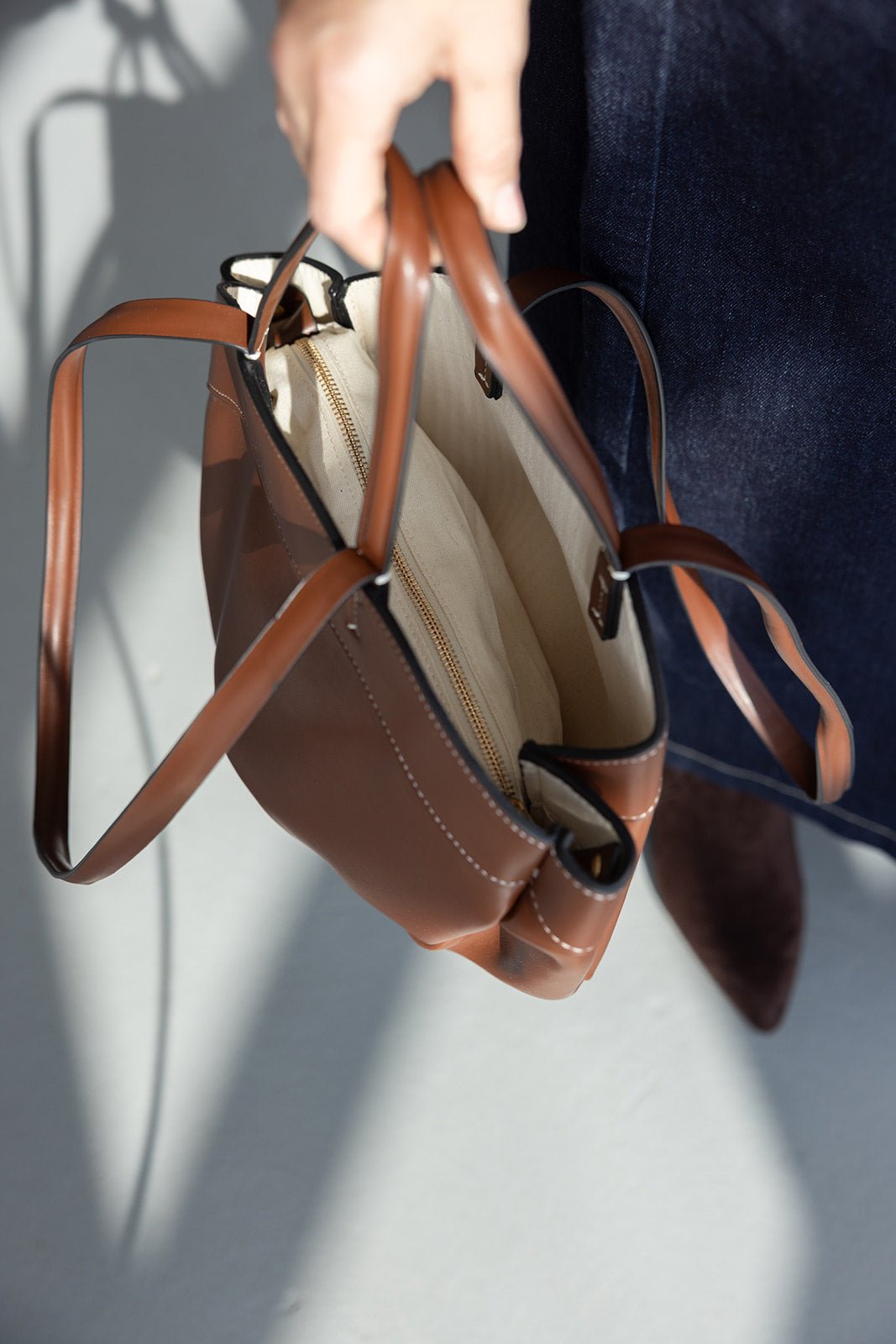 תיק כתף עור חום לנשים עם תאים פנימיים, מבט עליון, אביזר אופנה שיקי