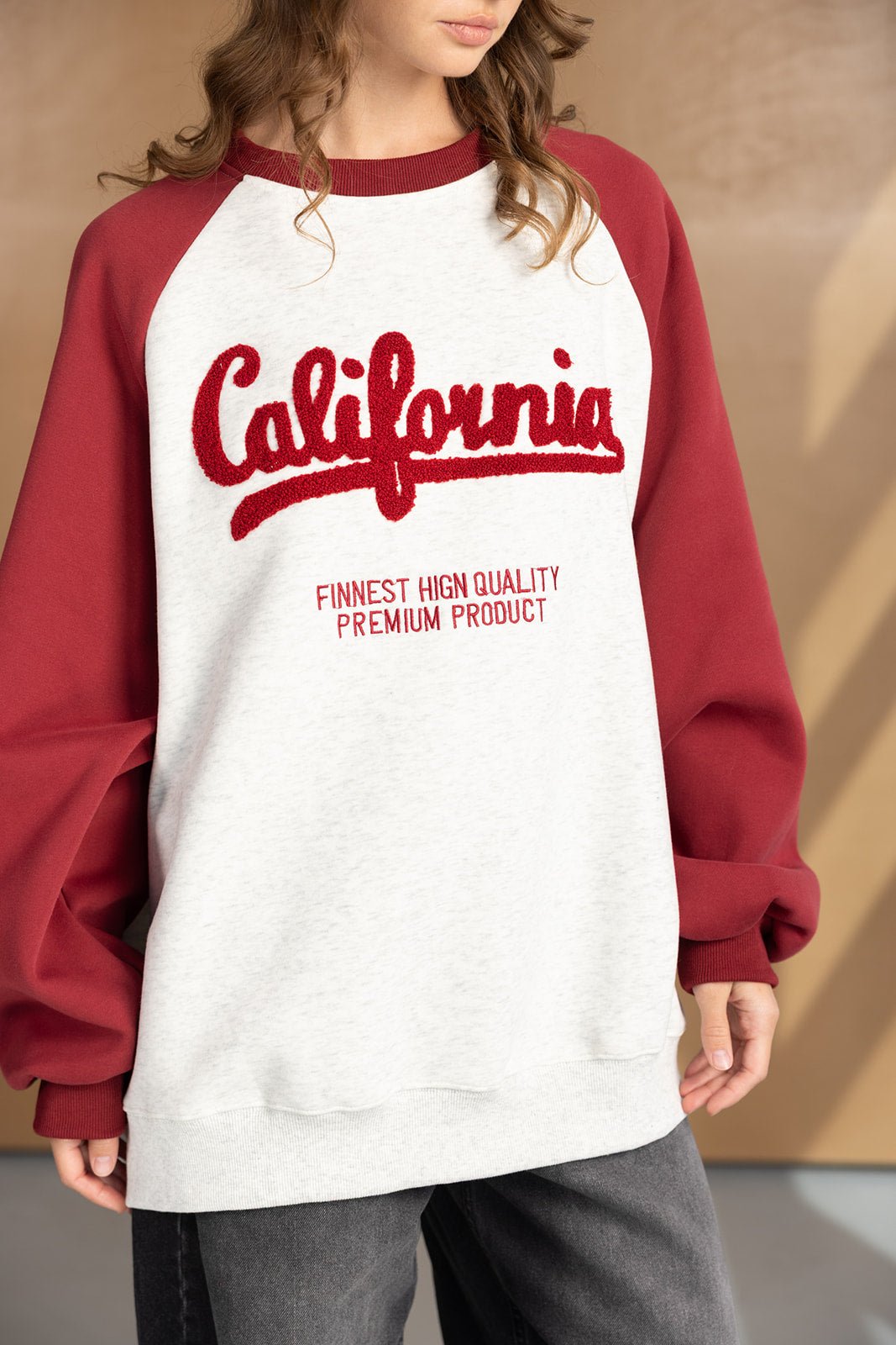 חולצת סווטשירט אופנתית בצבעים לבן ובורדו עם כיתוב California לנשים, סטייל קז'ואל