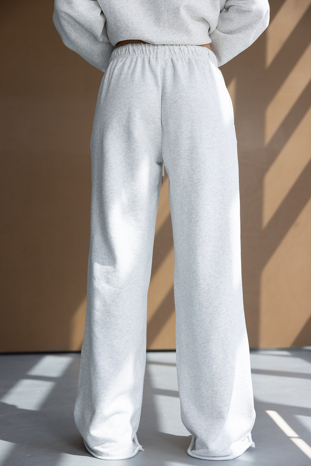 מכנסי טרנינג נשים אפורים בגזרה רחבה עם גומי במותן, אופנה לנערות