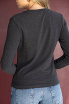 חולצת נשים שרוול ארוך בצבע שחור, בד רך, משולבת עם ג'ינס כחול, מבט מאחור