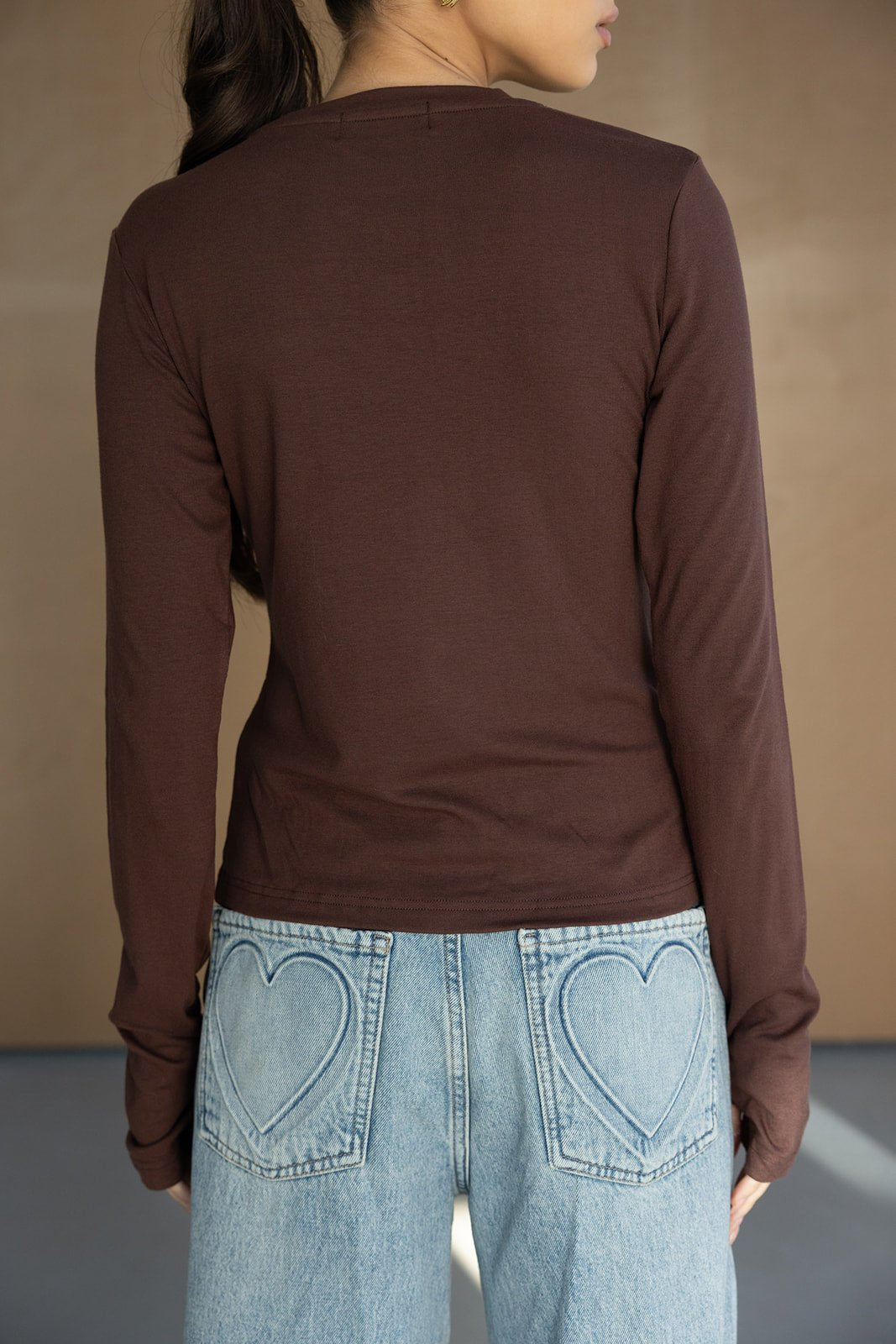 חולצת נשים ארוכה חומה עם ג'ינס כיסים רקמת לב לאופנה צעירה