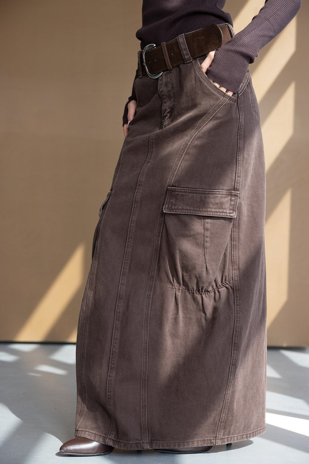 חצאית מקסי חומה עם כיס צד, חגורה עבה ומגפיים חומים, אופנת נשים צעירה