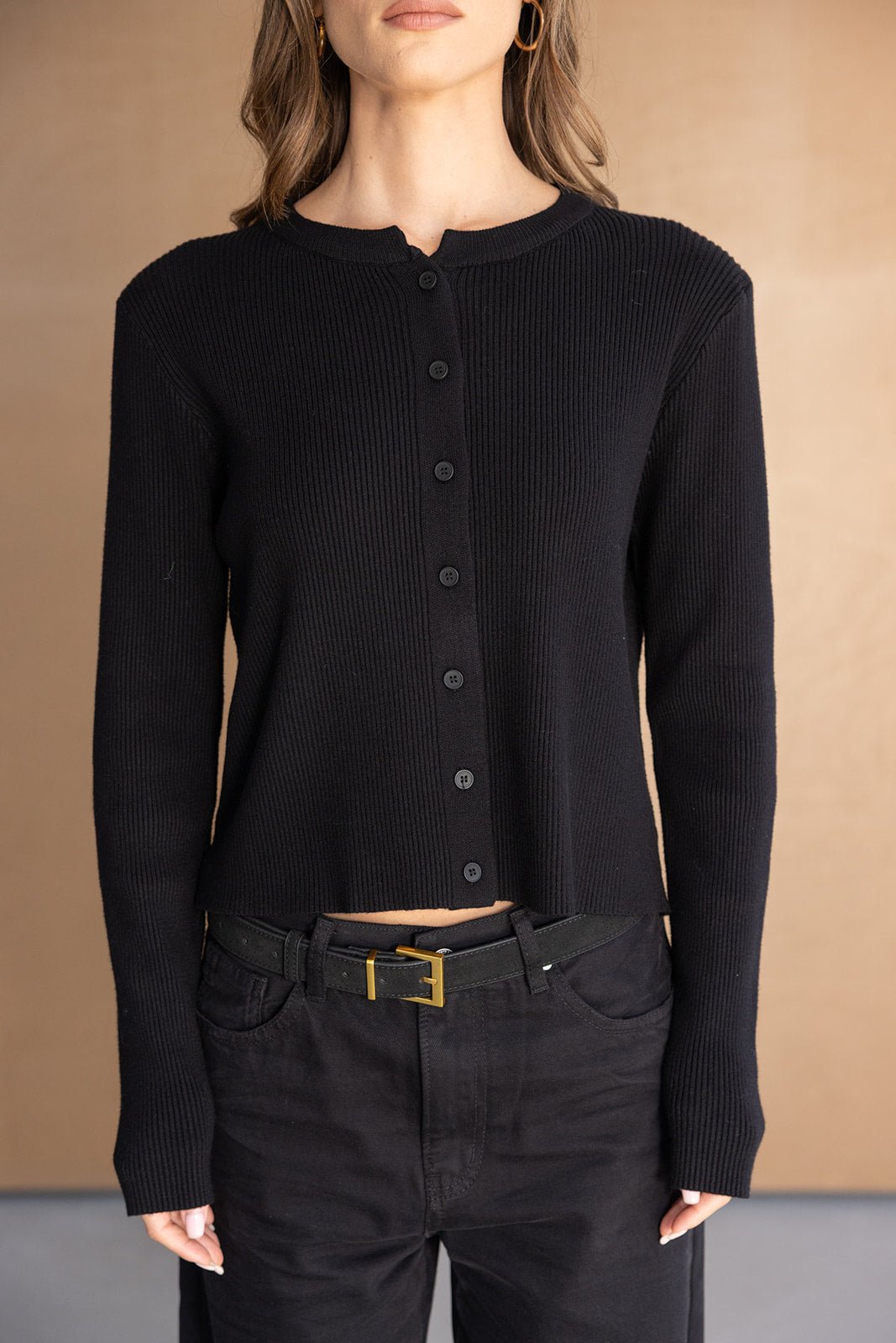 קרדיגן שחור לנשים עם כפתורים ארוכים, שרוולים ארוכים, ג'ינס וחגורה אופנתית