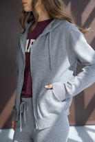 סט ספורט אפור לנשים, סווטשירט קפוצ’ון ורוכסן עם מכנס תואם, מראה קז'ואל אופנתי