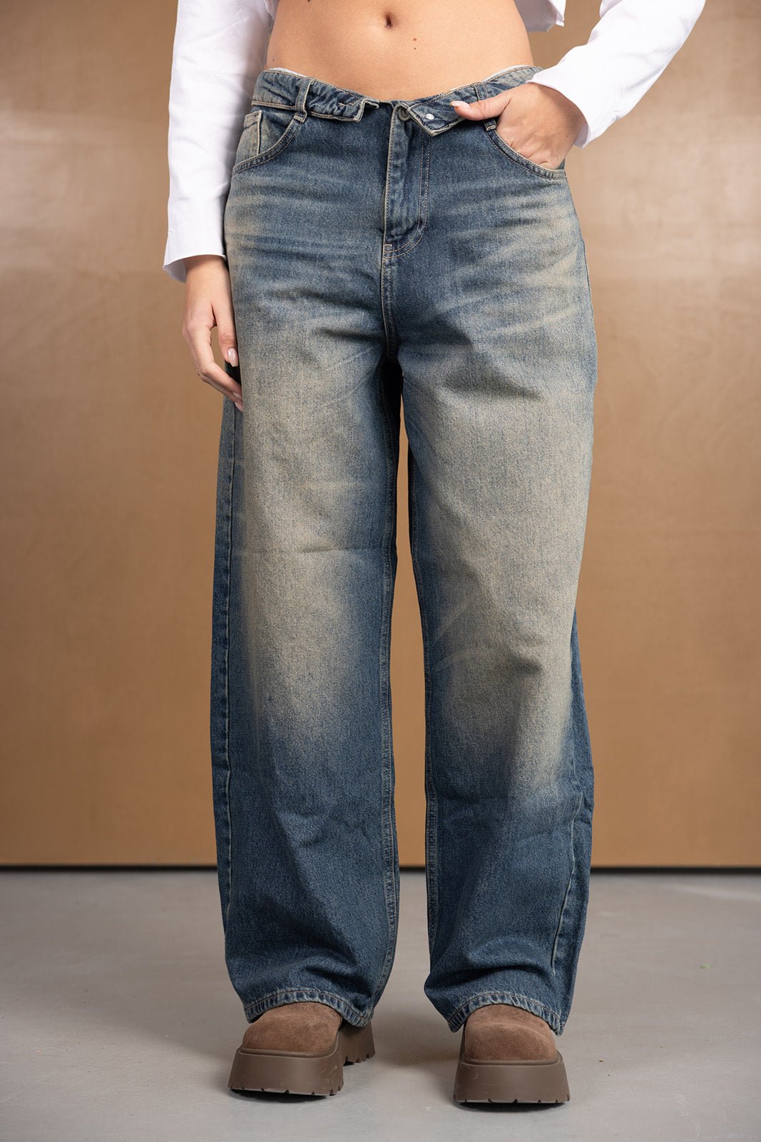 ג'ינס רחב בגזרה גבוהה לנשים, דנים כחול בהיר משופשף עם סיומת ישרה, אופנת קז'ואל צעירה