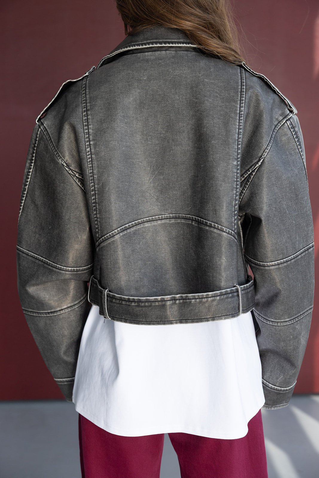 ז'קט ג'ינס אפור לנשים עם חגורת מותן, חולצה לבנה, ומכנסיים בורדו, אופנת נשים עדכנית