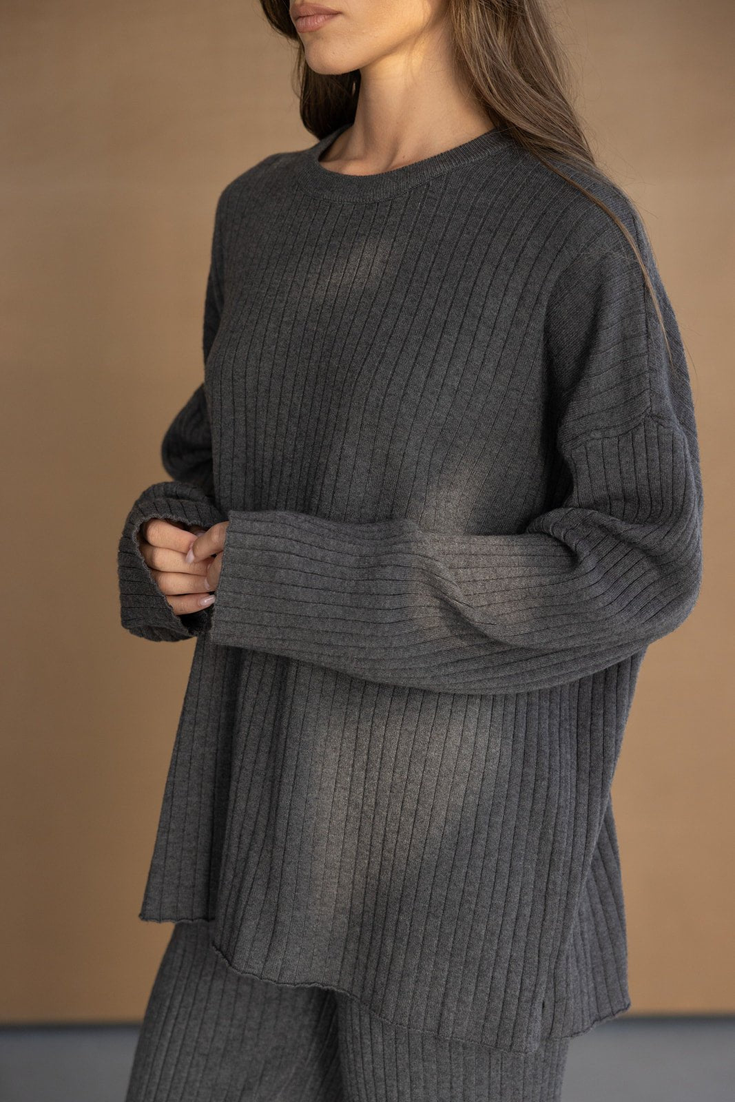 חולצת סוודר נשים אפורה עם בד ריב, גזרה רחבה ושרוולים ארוכים, אופנת חורף לנשים