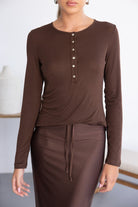 חולצת נשים חום ארוך עם כפתורים ומכנס תואם, אופנה אלגנטית לצעירות