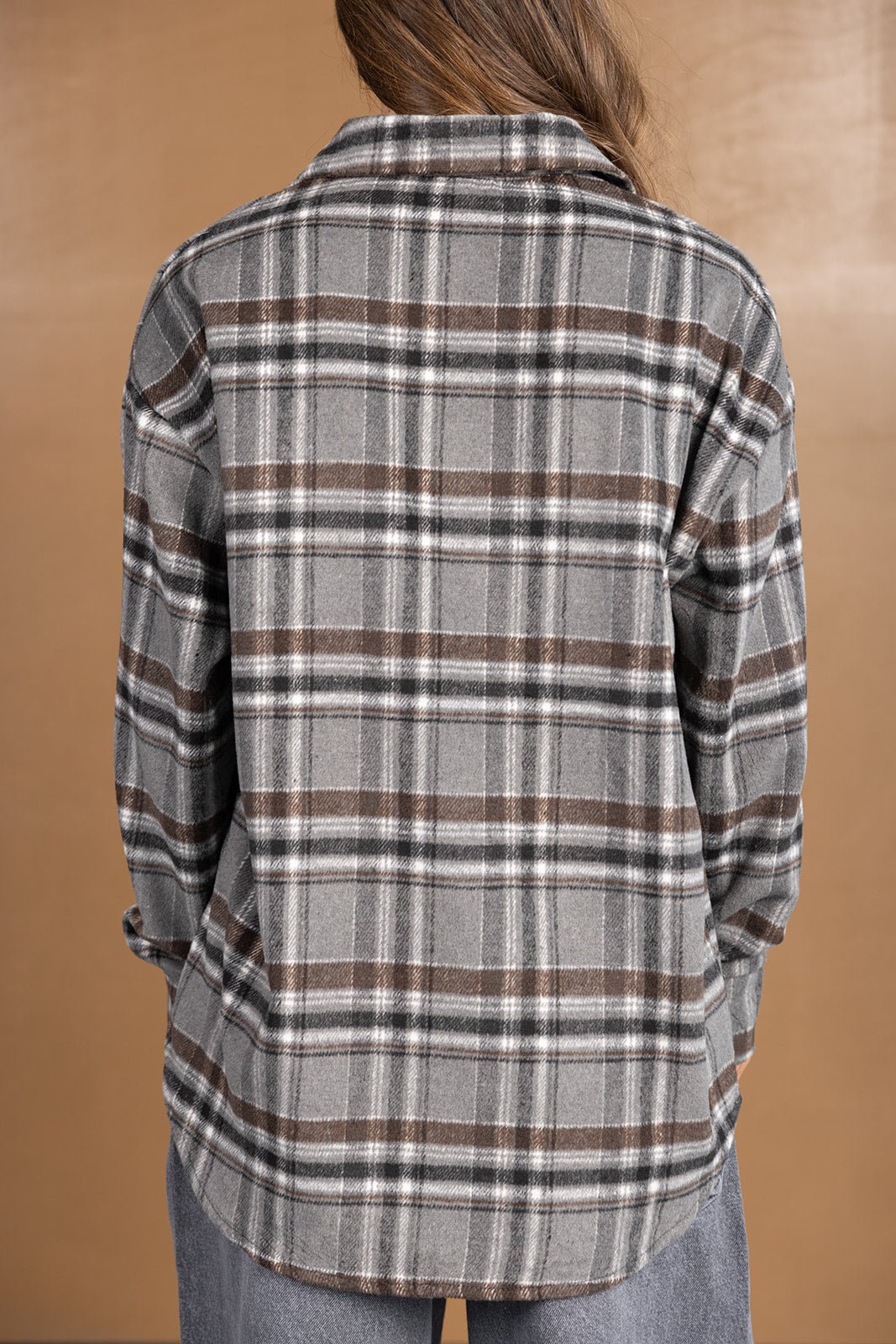חולצת פלאנל משובצת לנשים בצבע אפור עם פסים חומים ושחורים, מבט מאחור