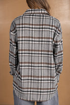 חולצת פלאנל משובצת לנשים בצבע אפור עם פסים חומים ושחורים, מבט מאחור