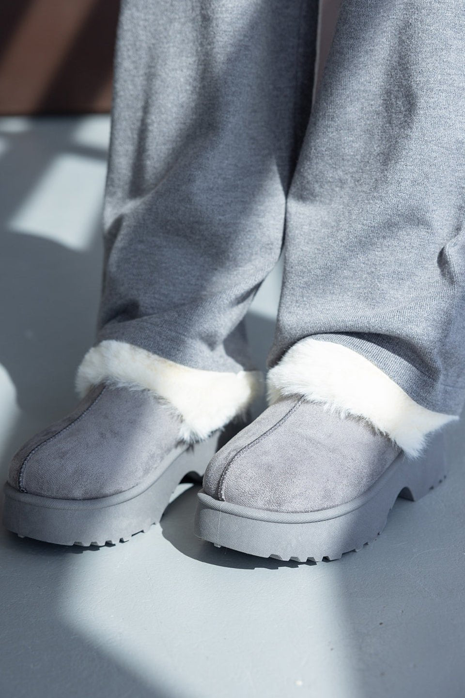 נעלי בית נשים גבוהות אפור פרוותי עם סוליה עבה, מתאימות לחורף ואופנתיות