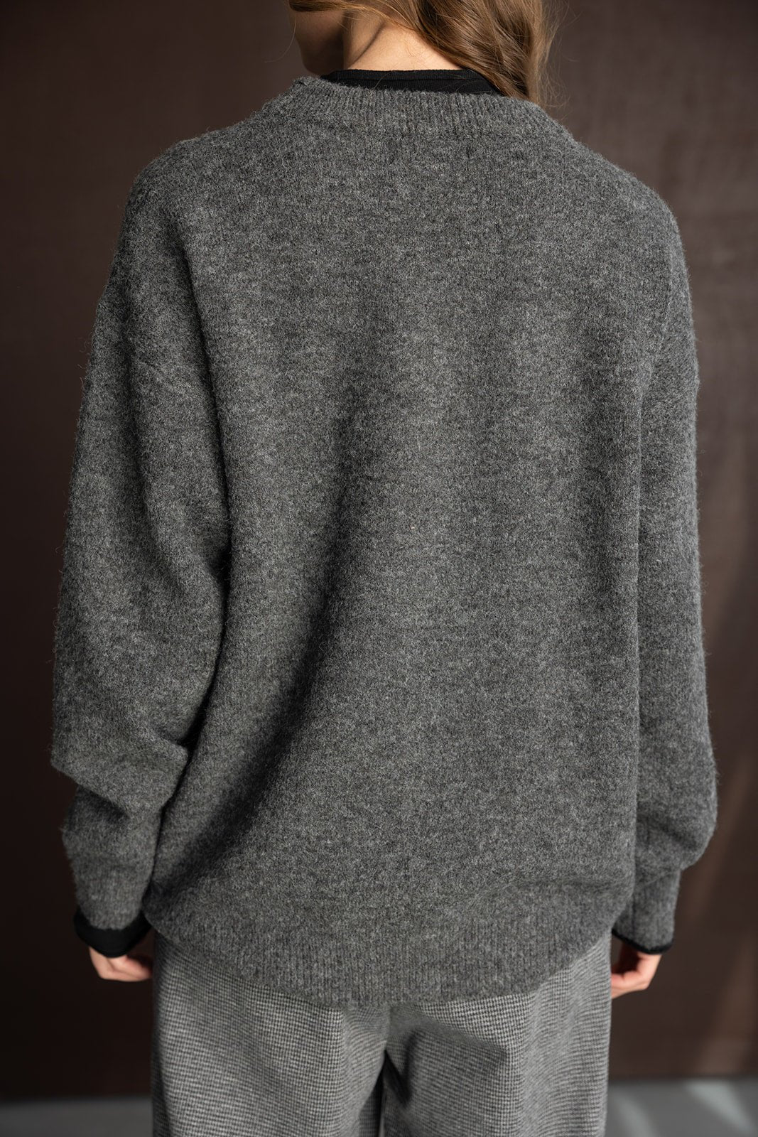 סוודר נשים אפור צמר עם שרוולים ארוכים, מראה אופנתי וסתווי, צילום מהגב