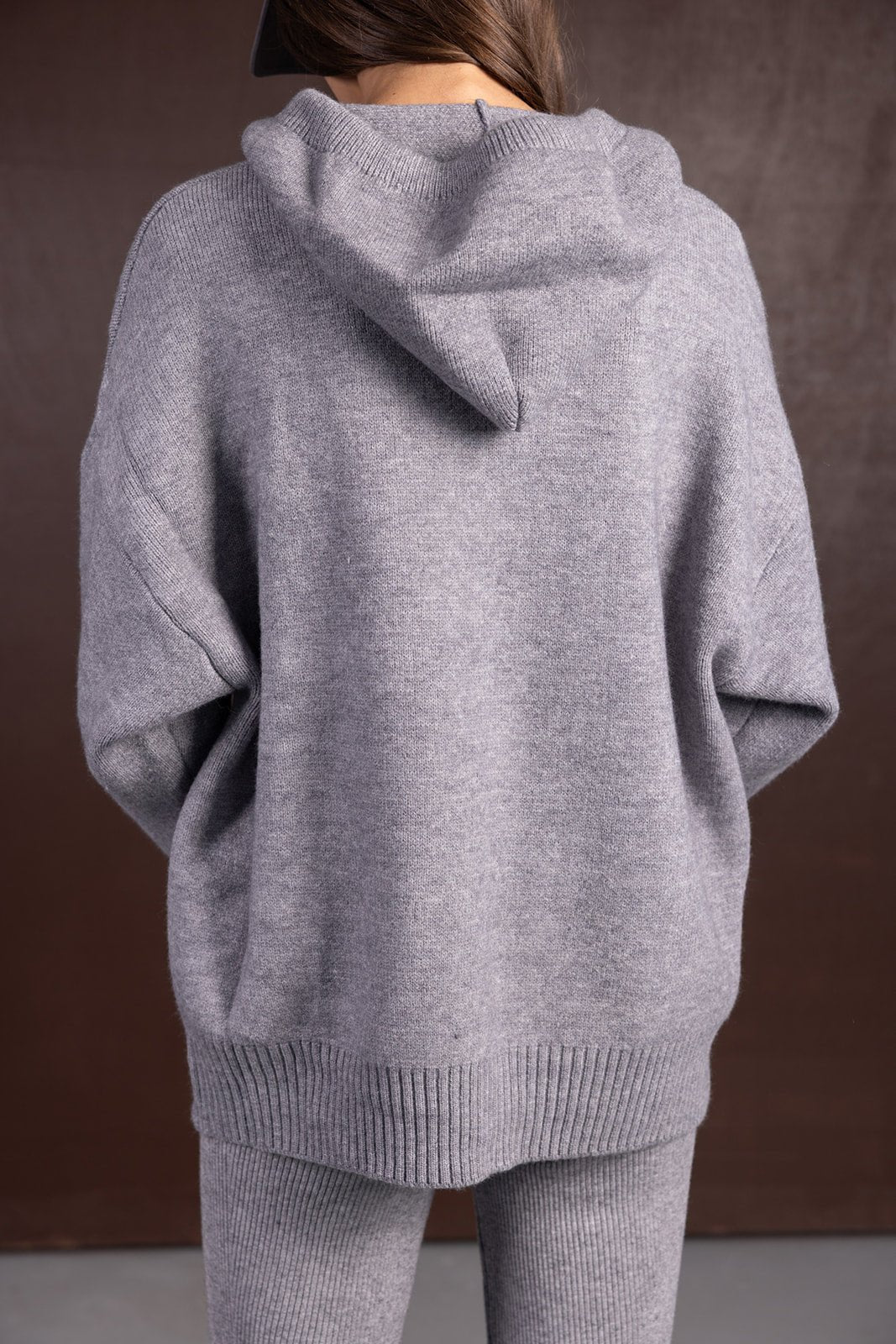 סט טרנינג נשים אפור מבד סרוג, קפוצ׳ון מלא, צילום גב על רקע חום