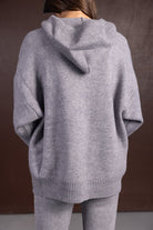 סט טרנינג נשים אפור מבד סרוג, קפוצ׳ון מלא, צילום גב על רקע חום