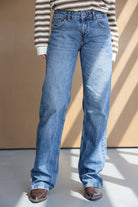 מכנסי ג'ינס ישרות לנשים, גזרה גבוהה, צבע כחול קלאסי, חולצה פסים חומה-לבן ונעלי עור חומות